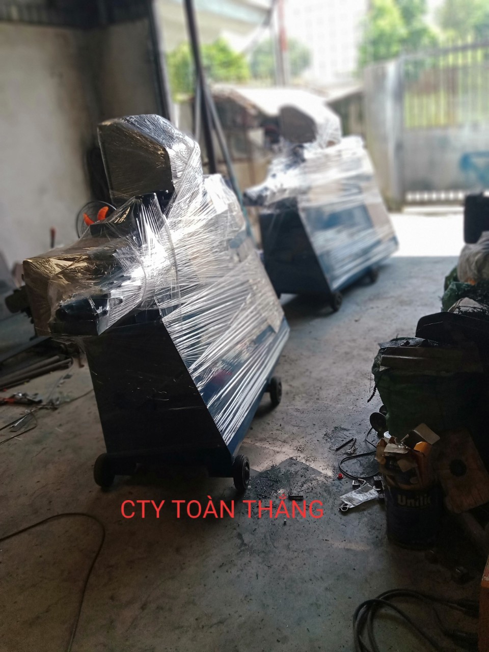 Vận chuyển 2 máy bẻ đai cho khách cambodia